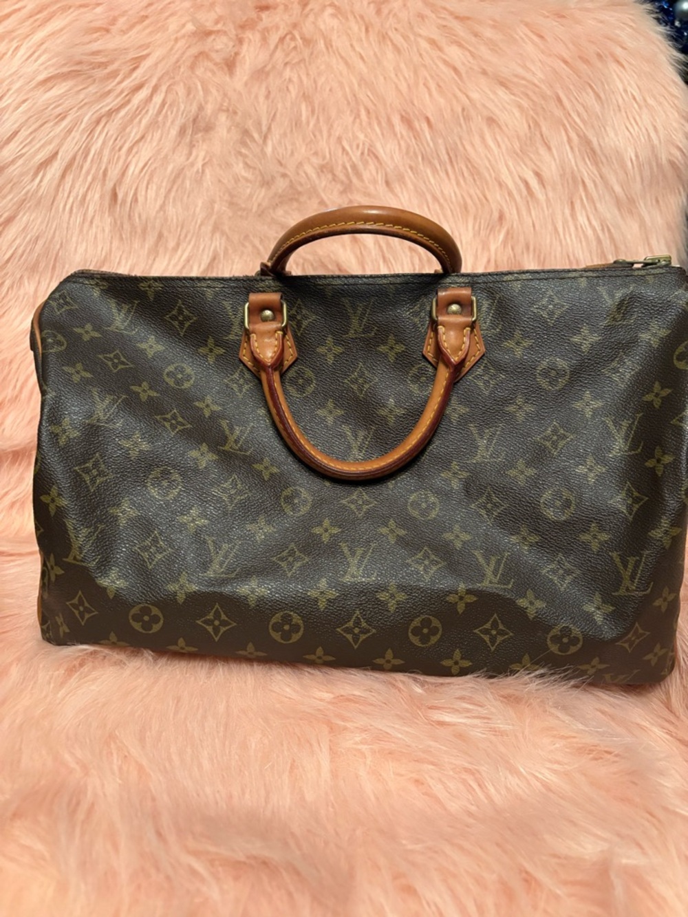 Louis Vuitton Monogram Speedy 40. Great Travel or everyday bag. Excellent Cond